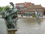 Halmstad, Brunnen am Stora Torg Platz, Rathaus und Mellgrensches Haus (22.06.2013)