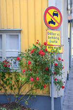 Straenschild an einem Haus in der Skolegatan in Vstervik.