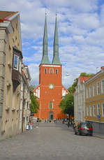 Blick auf die Turmfassade des roten Domes in Vxj.