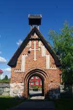 Gammelstad, Pforte mit zugemauerten Schießscharten zum Kirchplatz (06.07.2013)