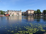 Eskilstuna, Gebäude und Radhusbron entlang vom Fluss Eskilstunaan (14.06.2016)
