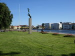 Eskilstuna, im Stadtpark am Fluss die Skulptur Hand Gottes von Carl Milles  (14.06.2016)