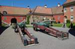Mariefred, Schloßhof von Schloß Gripsholm mit alten Kanonen (09.07.2013)