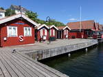 Dalarö, Holzhäuser und Hafenkontor am Dalarö Strandväg (04.06.2018)