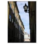 Blick aus einer Gasse der Stockholmer Altstadt (Gamla stan) zum Kreuzfahrtschiff  Europa .