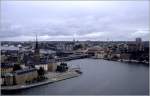 Stockholm vom Turm des Stadshuset aus gesehen: Im Vordergrund der Riddarfjrden, links Riddarholmen, dahinter Gamla Stan, die Altstadt von Stockholm.