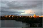 Stockholm im letzten Sonnenlicht: Blick von Stora Essingen hinber nach Lilla Essingen (rechts) und Kungsholmen.