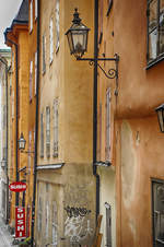 Huser an einer Gasse in der Altstadt (Gamla Stan) von Stockholm.