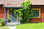 Eingang zum Reihenhaus im Rda lngen im Stockholmer Freilichtmuseum Skansen.