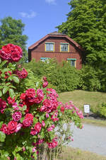 Altes Holzhaus im Freilichtmuseum Skansen in Stockholm.