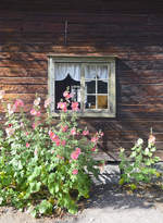 Detailaufnahme eines Holzhauses im Stockholmer Freilichtmuseum Skansen.