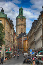 Die Straße Hornsgatan in Stockholm mit der Maria Magdalena Kyrka im Hintergrund.