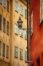 Huser an einer Gasse in der Altstadt Gala Stan von Stockholm.