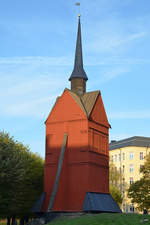Der hlzerner Glockenturm von 1692 der 120m entfernt stehenden Johanneskirche.