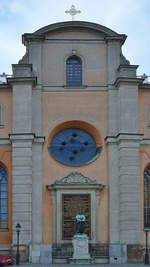 Ein Denkmal an der Sankt Nikolai Kirche im Herzen von Stockholm.