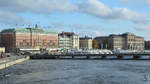 Blick über den Norrström auf das Grand Hotel und das Nationalmuseum.