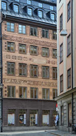 Einer kunstvoll gestaltete Häuserfassade in der Västerlånggatan.