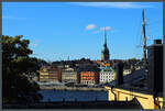 Blick ber die Dcher von der Insel Skeppsholmen auf die Altstadt Stockholms mit dem markanten Turm der Tyska kyrkan (Deutsche Kirche).