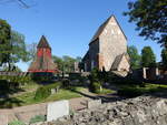 Uppsala, Gamla Kyrka, erbaut bis 1240, besteht aus einem gekrzten Mittelturm und einem Chor mit Absiden (03.06.2018)