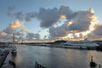Der Hafen in Gteborg, links das Hotel- und Segelschiff Viking und rechts das Kreuzfahrtschiff AIDA cara.