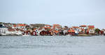 Blick auf das Fischerdorf Gullholmen vom Boot.