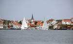 Blick auf das Fischerdorf Gullholmen von Tuvesvik auf der Insel Orust.