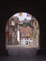 Die wunderschöne Altstadt von Laufenburg CH durch ein Stadttor fotografiert.