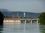 Laufenburg, Blick von der Stadt auf das rheinabwrts liegende Wasserkraftwerk, Juli 2015