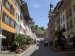 Lenzburg, Rathausgasse, links das Rathaus, erbaut von 1677 bis 1692 mit Mittelturm   mit Uhrgiebel (07.06.2012)