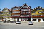 Urnsch, Dorfplatz mit Gasthaus zum Engel, Gasthof zum Ochsen und   Ortsmuseum, Kanton Appenzell (21.08.2011)