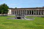 Riehen, Kapellengebude und Denkmal am Zentralplatz des Friedhofes  Am Hrnli , Juni 2015