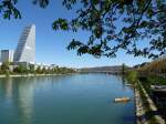 Blick ber den Rhein zum Roche Tower, zur Zeit mit 178m das hchste Gebude der Schweiz, Baubeginn 2012, soll dieses Jahr eingeweiht werden, April 2015