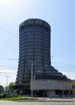 Basel, der BIZ-Turm, Hauptsitz der Bank fr Internationalen Zahlungsausgleich, erbaut 1972-77, 70m hoch, Architekt war Burckhardt&Partner, Mai 2015