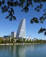 Basel, der 178m hohe Roche Tower im Stadtteil Kleinbasel, April 2015