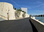 Basel, der neugestaltete Rheinuferweg für Fußgänger und Radfahrer am Novartis Campus, Juli 2016