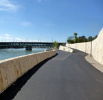 Basel, der neuangelegte Rheinuferweg, im Hintergrund die Dreirosenbrcke, Juli 2016