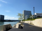 Basel, am neuerbauten Rheinuferweg, rechts das Novartis-Firmengelnde mit dem Hochhaus, Juli 2016