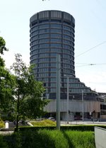 Basel, der BIZ-Turm, Sitz der Bank fr Internationalen Zahlungsausgleich, 70m hoch, erbaut 1972-77, Mai 2015 