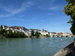 Basel, Blick vom Rheinufer in Kleinbasel flußabwärts zur Mittleren Brücke, Juli 2016