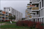 Moderne Architektur in Basel -    Auskragende Balkon und ein Block.