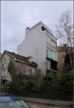 Moderne Architektur in Basel -    Blick von der Mrsbergerstrasse auf die Brandmauer und Gartenseite des Wohnhauses Blsiring der Architekten Buchner Brndler.