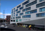 Moderne Architektur in Basel -    Die Sdwestfassade des Voltacenters mit dem schrgen Knick im unteren Bereich liegt gegenber dem Bahnhof Basel St.