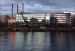 Basel im Abendlicht -    Spiegelung in Gebude im Klybeckareal.