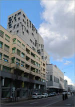 Moderne Architektur in Basel -    Blick von Sdwesten entlang der Gterstrae auf das Meret Oppenheim Hochhaus der Architekten Herzog & de Meuron.