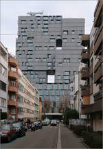 Moderne Architektur in Basel -    Blick aus der Frobenstrasse auf das Meret Oppeheim Hochhaus der Architekten Herzog & de Meuron.