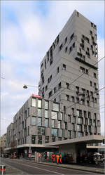 Moderne Architektur in Basel -    Das Meret Oppenheim Hochhaus von Herzog & de Meuron von der Gterstrae aus gesehen.