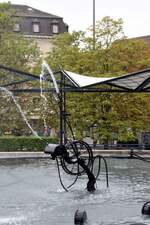 BASEL (Kanton Basel-Stadt), 01.10.2020, eine der zehn maschinellen Skulpturen im Fasnachtsbrunnen auf dem Theaterplatz, die vom Künstler Jean Tinguely geschaffenen wurden