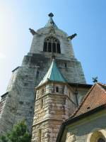 Die Katholische Kirche ragt ber Laufen.Ein Imposanter Bau.