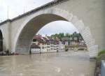 Blick vom Berner Brenzwinger unter der Nydeggbrcke hindurch zur Untertorbrcke.