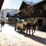 Eine romantische Schlittenfahrt durch die Fugngerzone von Gstaad bei -10 Grad Celsius.